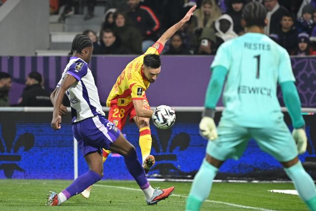 Lens' French midfielder #28 Adrien Thomasson (C) passes the ball during the French L1 football match between Toulouse FC and RC Lens at the TFC Stadium in Toulouse, southwestern France, on January 2, 2026. (Photo by Matthieu RONDEL / AFP)