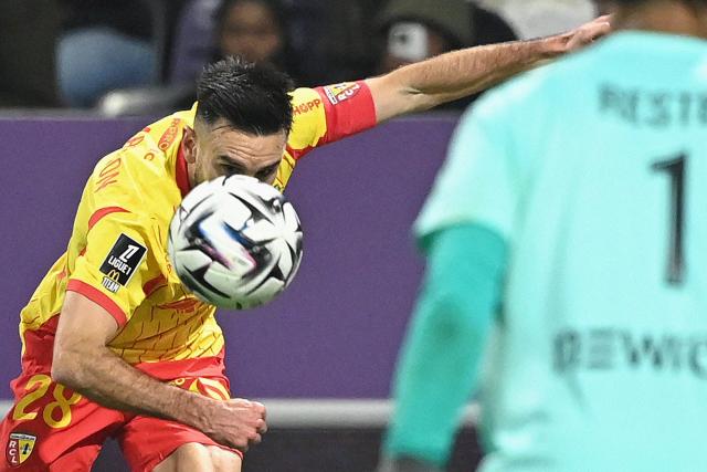 Lens' French midfielder #28 Adrien Thomasson (L) passes the ball during the French L1 football match between Toulouse FC and RC Lens at the TFC Stadium in Toulouse, southwestern France, on January 2, 2026. (Photo by Matthieu RONDEL / AFP)