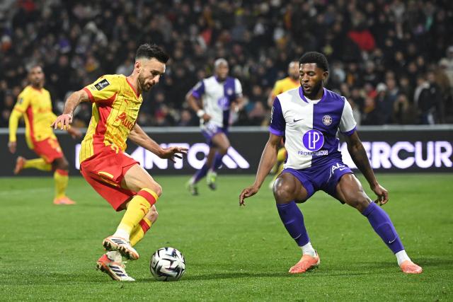 Lens' French midfielder #28 Adrien Thomasson (2L) and Toulouse's US defender #03 Mark Mckenzie (R) fight for the ball during the French L1 football match between Toulouse FC and RC Lens at the TFC Stadium in Toulouse, southwestern France, on January 2, 2026. (Photo by Matthieu RONDEL / AFP)
