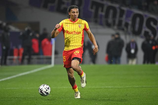 Lens' French defender #25 Ismaelo Ganiou runs with the ball during the French L1 football match between Toulouse FC and RC Lens at the TFC Stadium in Toulouse, southwestern France, on January 2, 2026. (Photo by Matthieu RONDEL / AFP)