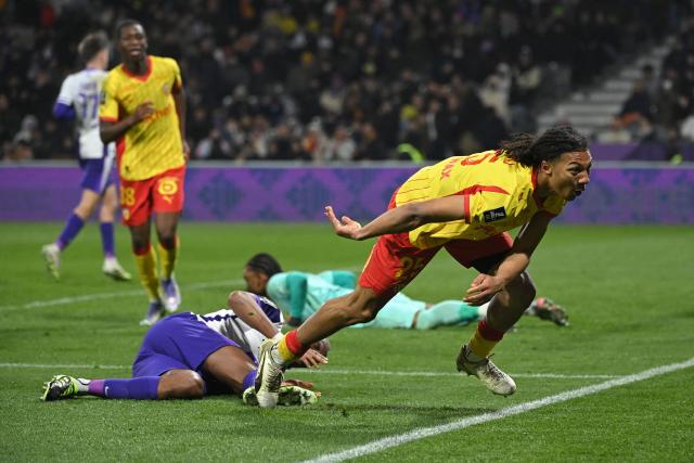 Lens' French defender #25 Ismaelo Ganiou (R) reacts after scoring Lens' third goal during the French L1 football match between Toulouse FC and RC Lens at the TFC Stadium in Toulouse, southwestern France, on January 2, 2026. (Photo by Matthieu RONDEL / AFP)