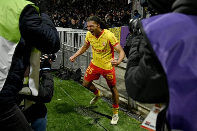 Lens' French defender #25 Ismaelo Ganiou (C) celebrates after scoring Lens' third goal during the French L1 football match between Toulouse FC and RC Lens at the TFC Stadium in Toulouse, southwestern France, on January 2, 2026. (Photo by Matthieu RONDEL / AFP)