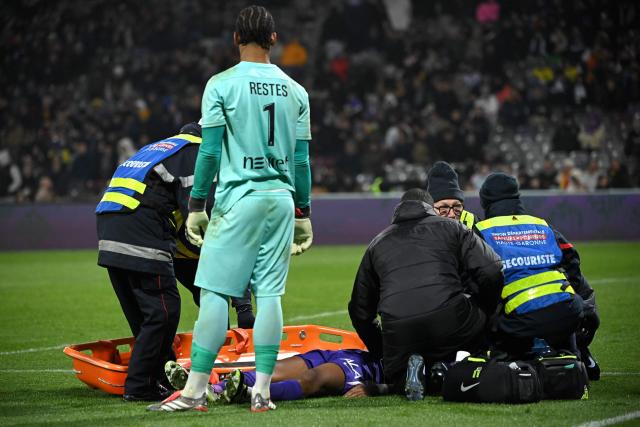 Medics treat Toulouse's French defender #19 Djibril Sidibe as he lies injured on the pitch during the French L1 football match between Toulouse FC and RC Lens at the TFC Stadium in Toulouse, southwestern France, on January 2, 2026. (Photo by Matthieu RONDEL / AFP)