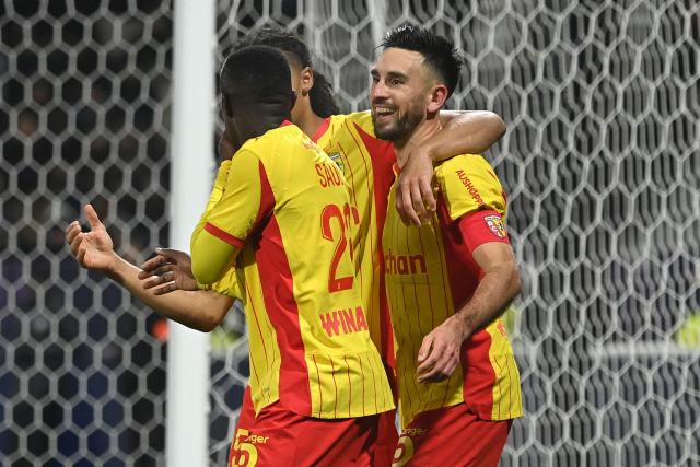 Lens' French midfielder #28 Adrien Thomasson (R) celebrates with teammates after scoring Lens' second goal during the French L1 football match between Toulouse FC and RC Lens at the TFC Stadium in Toulouse, southwestern France, on January 2, 2026. (Photo by Matthieu RONDEL / AFP)