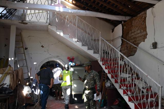 Members of the Civil Protection and Mexican Soldiers inspect a damaged house after a 6.5 magnitude earthquake in the community of San Marcos, Guerrero state, Mexico on January 2, 2026. A 6.5-magnitude earthquake rattled Mexico's capital and a tourist hotspot on  the Pacific coast on Friday, killing at least one person but causing no serious damage. (Photo by Francisco ROBLES / AFP)