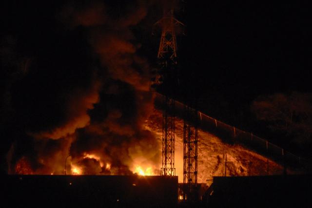 Picture of fire at Fuerte Tiuna, Venezuela's largest military complex, after a series of explosions in Caracas on January 3, 2026. Loud explosions, accompanied by sounds resembling aircraft flyovers, were heard in Caracas around 2:00 am (0600 GMT) on January 3, an AFP journalist reported. The explosions come as US President Donald Trump, who has deployed a navy task force to the Caribbean, raised the possibility of ground strikes against Venezuela. (Photo by Luis JAIMES / AFP)