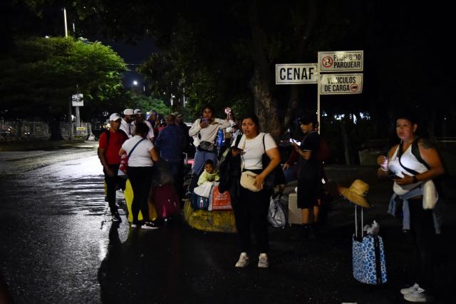 Venezuelans leaving their country gather before walking through the border crossing in Cucuta, Colombia, on January 3, 2026, after US forces had captured Venezuelan leader Nicolas Maduro after launching a "large scale strike" on the South American country.  (Photo by Schneyder Mendoza / AFP)