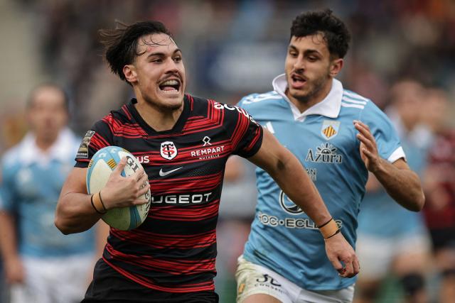 Toulouse's French fly-half Kalvin Gourgues (L) runs with the ball to score a try during the French Top 14 rugby union match between USA Perpignan and Stade Toulousain (Toulouse) at the Aime-Giral stadium in Perpignan, south-western France on January 3, 2026. (Photo by Valentine CHAPUIS / AFP)