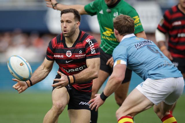 Toulouse's French scrum-half Paul Graou (L) passes the ball during the French Top 14 rugby union match between USA Perpignan and Stade Toulousain (Toulouse) at the Aime-Giral stadium in Perpignan, south-western France on January 3, 2026. (Photo by Valentine CHAPUIS / AFP)