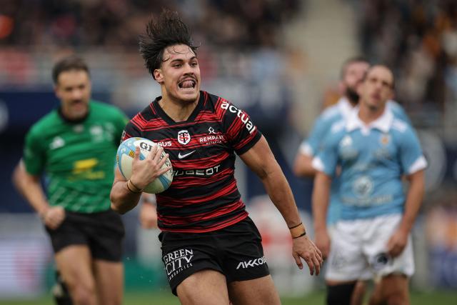 Toulouse's French fly-half Kalvin Gourgues runs with the ball to score a try during the French Top 14 rugby union match between USA Perpignan and Stade Toulousain (Toulouse) at the Aime-Giral stadium in Perpignan, south-western France on January 3, 2026. (Photo by Valentine CHAPUIS / AFP)