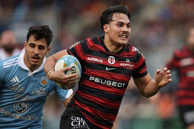 Toulouse's French fly-half Kalvin Gourgues runs with the ball to score a try during the French Top 14 rugby union match between USA Perpignan and Stade Toulousain (Toulouse) at the Aime-Giral stadium in Perpignan, south-western France on January 3, 2026. (Photo by Valentine CHAPUIS / AFP)