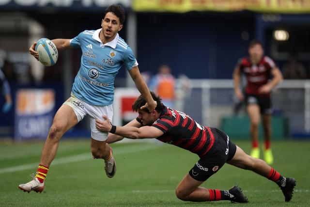 Perpignan's French wing Theo Forner (L) is tackled by Toulouse's French full-back Thomas Alary (R) during the French Top 14 rugby union match between USA Perpignan and Stade Toulousain (Toulouse) at the Aime-Giral stadium in Perpignan, south-western France on January 3, 2026. (Photo by Valentine CHAPUIS / AFP)