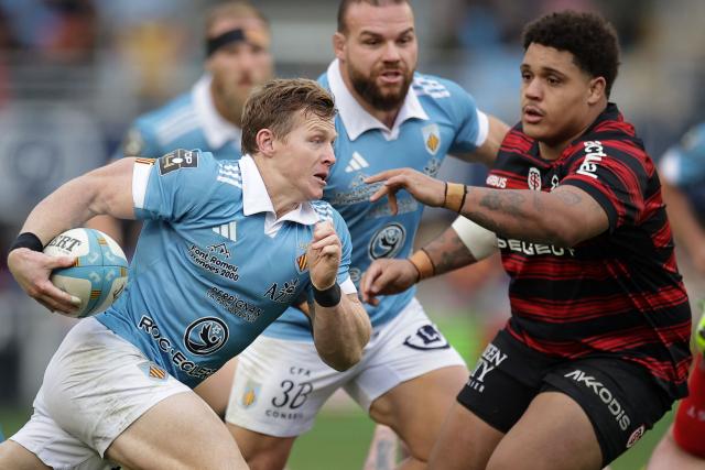 Perpignan's English scrum-half James Hall (L) runs with the ball during the French Top 14 rugby union match between USA Perpignan and Stade Toulousain (Toulouse) at the Aime-Giral stadium in Perpignan, south-western France on January 3, 2026. (Photo by Valentine CHAPUIS / AFP)