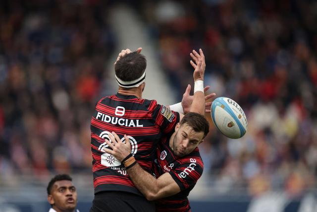 Toulouse's French number eight Alexandre Roumat and Toulouse's French scrum-half Paul Graou (R) try to grab the ball during the French Top 14 rugby union match between USA Perpignan and Stade Toulousain (Toulouse) at the Aime-Giral stadium in Perpignan, south-western France on January 3, 2026. (Photo by Valentine CHAPUIS / AFP)