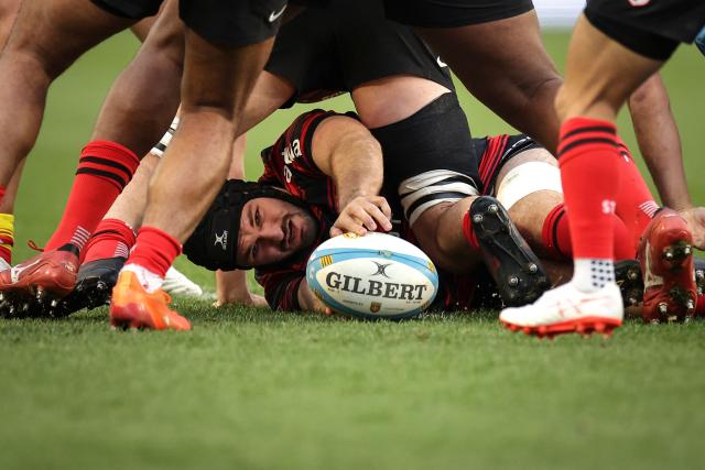 Toulouse's French lock Clement Verge (C) passes the ball during the French Top 14 rugby union match between USA Perpignan and Stade Toulousain (Toulouse) at the Aime-Giral Stadium in Perpignan, south-western France on January 3, 2026. (Photo by Valentine CHAPUIS / AFP)