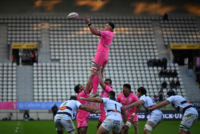 Stade Français' French lock Baptiste Pesenti (C) catches the ball in a line-out during the French Top14 rugby union match between Stade Francais Paris and Castres Olympique at The Jean-Bouin Stadium in Paris on January 3, 2026. (Photo by Blanca CRUZ / AFP)