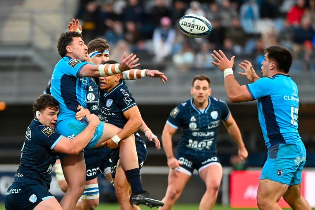 Montpellier’s Australian full?back Tom Banks (2nd L) passes the ball during the French Top14 rugby union match between Montpellier Herault Rugby and Aviron Bayonnais (Bayonne) at Septeo Stadium in Montpellier, southern France on January 3, 2026. (Photo by Sylvain THOMAS / AFP)