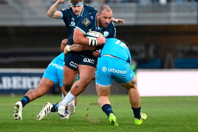 Bayonne's French prop Pascal Cotet (C) is tackled by Montpellier’s Argentinian centre Justo Piccardo during the French Top14 rugby union match between Montpellier Herault Rugby and Aviron Bayonnais (Bayonne) at Septeo Stadium in Montpellier, southern France on January 3, 2026. (Photo by Sylvain THOMAS / AFP)