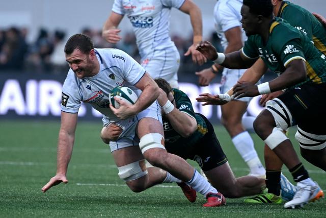 Clermont's French lock Thomas Ceyte is tackled during the French Top14 rugby union match between US Montauban and ASM Clermont Auvergne at Stade Sapiac in Montauban, south-western France on January 3, 2026. (Photo by Matthieu RONDEL / AFP)