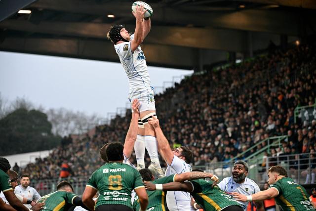 Clermont's French lock  Thibault Lanen catches the ball in a line-out during the French Top14 rugby union match between US Montauban and ASM Clermont Auvergne at Stade Sapiac in Montauban, south-western France on January 3, 2026. (Photo by Matthieu RONDEL / AFP)