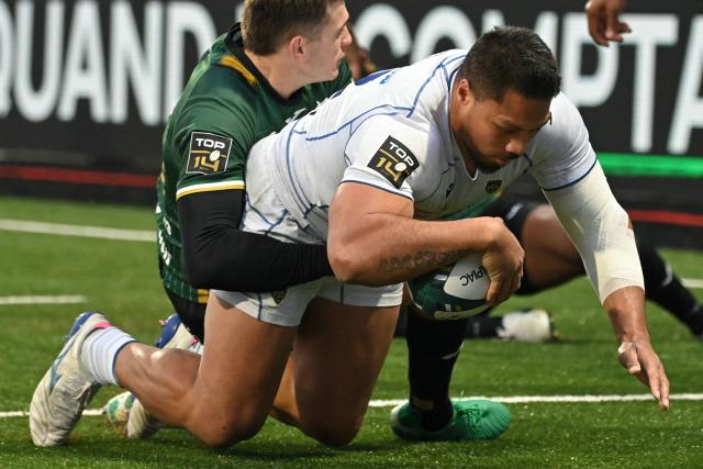 Clermont's New Zealand centre George Moala dives to score a try during the French Top14 rugby union match between US Montauban and ASM Clermont Auvergne at Stade Sapiac in Montauban, south-western France on January 3, 2026. (Photo by Matthieu RONDEL / AFP)