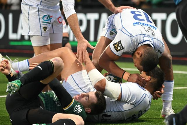 Clermont's New Zealand centre George Moala is congratulated after scoring a try during the French Top14 rugby union match between US Montauban and ASM Clermont Auvergne at Stade Sapiac in Montauban, south-western France on January 3, 2026. (Photo by Matthieu RONDEL / AFP)