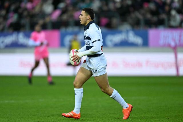 Castres' French fullback Theo Chabouni runs with the ball during the French Top14 rugby union match between Stade Francais Paris and Castres Olympique at The Jean-Bouin Stadium in Paris on January 3, 2026. (Photo by Blanca CRUZ / AFP)
