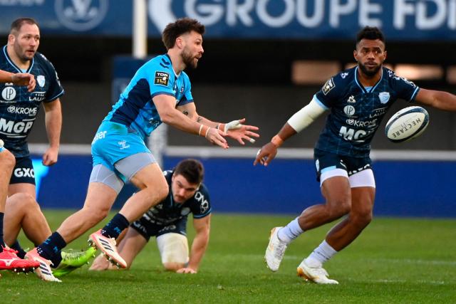 Montpellier’s Scottish scrum-half Ali Price (2nd L) passes the ball during the French Top14 rugby union match between Montpellier Herault Rugby and Aviron Bayonnais (Bayonne) at Septeo Stadium in Montpellier, southern France on January 3, 2026. (Photo by Sylvain THOMAS / AFP)