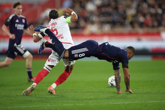 Monaco's German defender #05 Thilo Kehrer (C) fights for the ball with Lyon's French midfielder #08 Corentin Tolisso (R) during the French L1 football match between AS Monaco and Olympique Lyonnais (OL) at the Stade Louis II in the Principality of Monaco on January 3, 2026. (Photo by Valery HACHE / AFP)