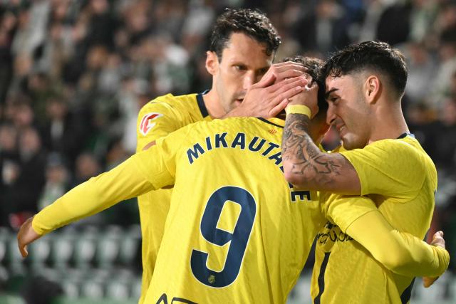 Villarreal's Spanish forward #20 Alberto Moleiro (R) celebrates scoring the opening goal during the Spanish League football match between Elche CF and Villarreal CF at Martinez Valero Stadium in Elche on January 3, 2026. (Photo by JOSE JORDAN / AFP)