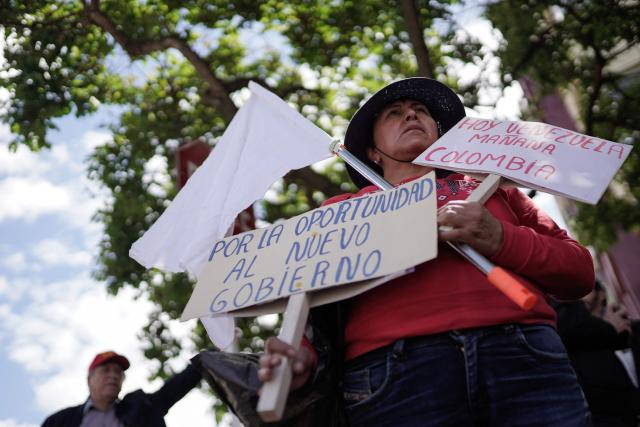 A woman takes part in a demonstration against the US operation in Venezuela that resulted in the capture of President Nicolas Maduro, in front of the US embassy in Bogota on January 3, 2026. The US military operation that led to the capture of Madruo sparked alarm across the international community, with allies and foes of Washington and Caracas expressing disquiet. (Photo by Sergio Yate / AFP)