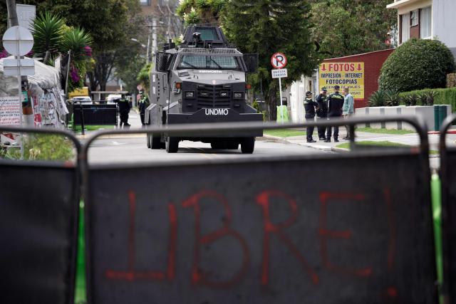 Police officers stand guard outside the US embassy in Bogota on January 3, 2026, during a demonstration against the US operation in Venezuela that resulted in the capture of President Nicolas Maduro. The US military operation that led to the capture of Madruo sparked alarm across the international community, with allies and foes of Washington and Caracas expressing disquiet. (Photo by Sergio Yate / AFP)