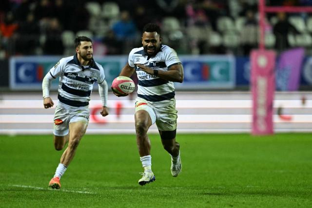 Castres' Fijian centre Vilimoni Botitu (C) runs with the ball during the French Top14 rugby union match between Stade Francais Paris and Castres Olympique at The Jean-Bouin Stadium in Paris on January 3, 2026. (Photo by Blanca CRUZ / AFP)