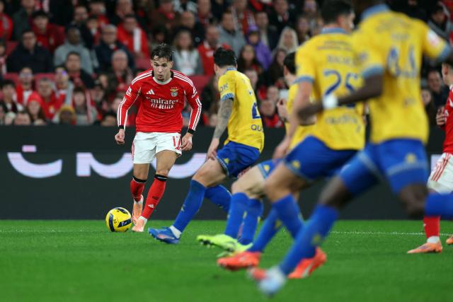 SL Benfica's Bosnian defender #17 Amar Dedic dribbles the ball during the Portuguese League football match between SL Benfica and GD Estoril Praia at Estadio da Luz in Lisbon on January 3, 2026. (Photo by PATRICIA DE MELO MOREIRA / AFP)