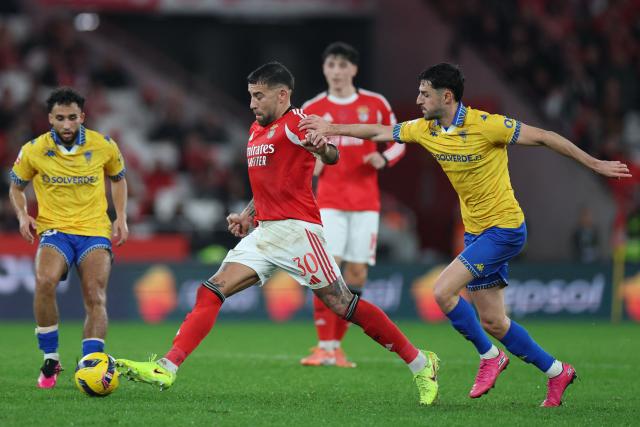 SL Benfica's Argentine defender #30 Nicolas Otamendi and Estoril's Venezuelan forward #09 Alejandro Marques (R) fight for the ball during the Portuguese League football match between SL Benfica and GD Estoril Praia at Estadio da Luz in Lisbon on January 3, 2026. (Photo by PATRICIA DE MELO MOREIRA / AFP)