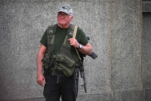 An Army member stands outside the vice-presidency building in Caracas on January 3, 2026, after US forces captured Venezuela's President Nicolas Maduro. President Donald Trump said Saturday that US forces had captured Venezuela's leader Nicolas Maduro after bombing the capital Caracas and other cities in a dramatic climax to a months-long standoff between Trump and his Venezuelan arch-foe. (Photo by Federico PARRA / AFP)