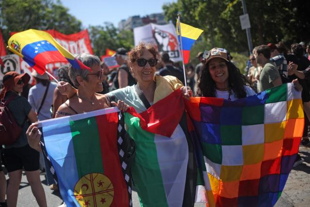 Members of leftist parties protest with the Venezuelan, the Mapuche, the Palestinian and the Aymara flags against the recent US operation in Venezuela that resulted in the capture of Venezuelan President Nicolas Maduro, outside the US embassy in Buenos Aires on January 3, 2026. President Donald Trump said Saturday that US forces had captured Venezuela's leader Nicolas Maduro after bombing the capital Caracas and other cities in a dramatic climax to a months-long standoff between Trump and his Venezuelan arch-foe. (Photo by TOMAS CUESTA / AFP)