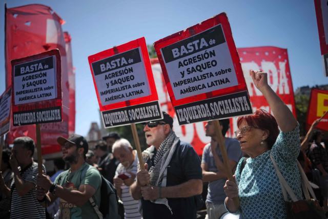 Members of leftist parties hold signs reading "Stop the imperialist aggression and plunder against Latin America. Socialist Left" as they protest against the recent US operation in Venezuela that resulted in the capture of Venezuelan President Nicolas Maduro, outside the US embassy in Buenos Aires on January 3, 2026. President Donald Trump said Saturday that US forces had captured Venezuela's leader Nicolas Maduro after bombing the capital Caracas and other cities in a dramatic climax to a months-long standoff between Trump and his Venezuelan arch-foe. (Photo by TOMAS CUESTA / AFP)