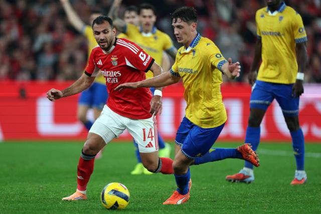 Estoril's Austrian defender #25 Felix Bacher (R) and SL Benfica's Greek forward #14 Vangelis Pavlidis fight for the ball during the Portuguese League football match between SL Benfica and GD Estoril Praia at Estadio da Luz in Lisbon on January 3, 2026. (Photo by PATRICIA DE MELO MOREIRA / AFP)