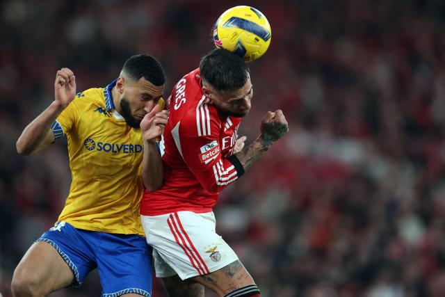 Estoril's French forward #14 Yanis Begraoui (L) and SL Benfica's Argentine defender #30 Nicolas Otamendi vie for a header during the Portuguese League football match between SL Benfica and GD Estoril Praia at Estadio da Luz in Lisbon on January 3, 2026. (Photo by PATRICIA DE MELO MOREIRA / AFP)