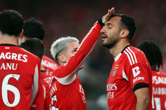 SL Benfica's Greek forward #14 Vangelis Pavlidis (R) celebrates scoring his team's second goal during the Portuguese League football match between SL Benfica and GD Estoril Praia at Estadio da Luz in Lisbon on January 3, 2026. (Photo by PATRICIA DE MELO MOREIRA / AFP)