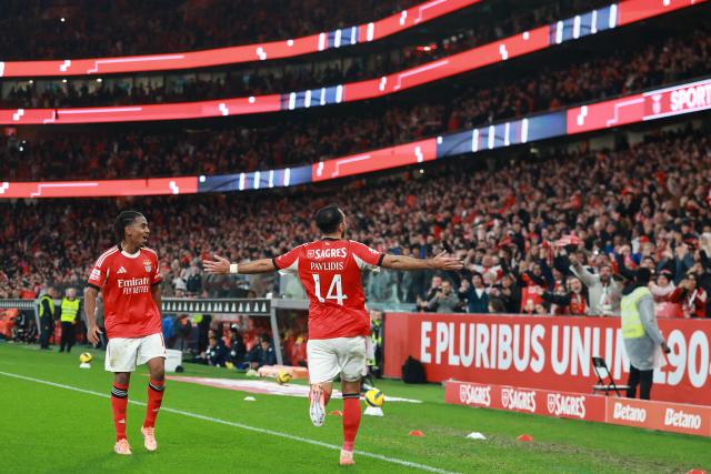 SL Benfica's Greek forward #14 Vangelis Pavlidis celebrates scoring his team's second goal during the Portuguese League football match between SL Benfica and GD Estoril Praia at Estadio da Luz in Lisbon on January 3, 2026. (Photo by PATRICIA DE MELO MOREIRA / AFP)