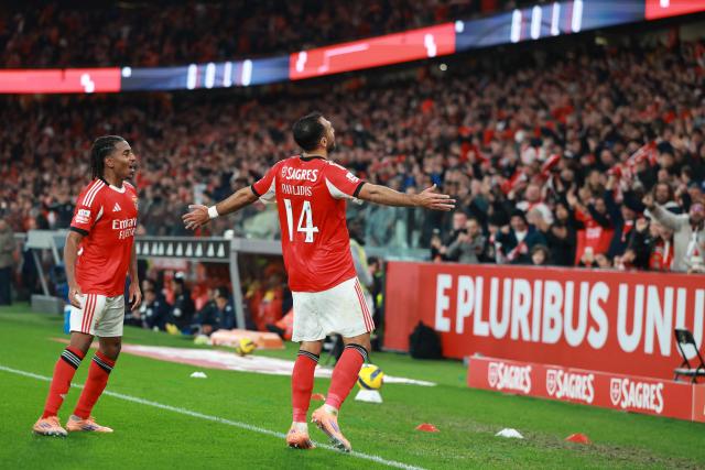 SL Benfica's Greek forward #14 Vangelis Pavlidis celebrates scoring his team's second goal during the Portuguese League football match between SL Benfica and GD Estoril Praia at Estadio da Luz in Lisbon on January 3, 2026. (Photo by PATRICIA DE MELO MOREIRA / AFP)