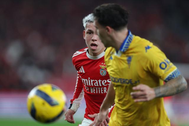 SL Benfica's Argentine forward #25 Gianluca Prestianni (L) and Estoril's Portuguese defender #24 Pedro Amaral fight for the ball during the Portuguese League football match between SL Benfica and GD Estoril Praia at Estadio da Luz in Lisbon on January 3, 2026. (Photo by PATRICIA DE MELO MOREIRA / AFP)