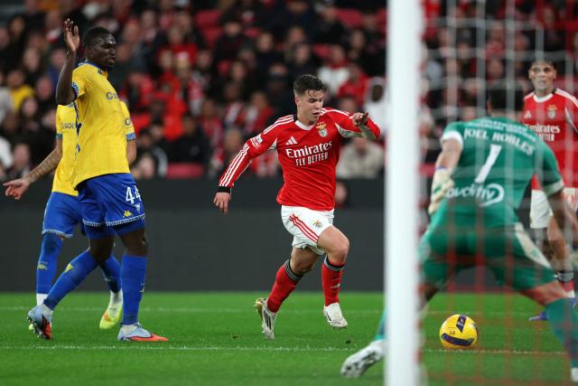SL Benfica's Swedish defender #26 Samuel Dahl (C) runs for the ball during the Portuguese League football match between SL Benfica and GD Estoril Praia at Estadio da Luz in Lisbon on January 3, 2026. (Photo by PATRICIA DE MELO MOREIRA / AFP)