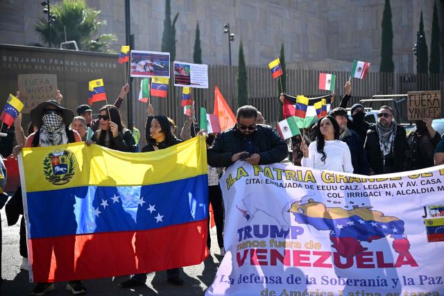 Members of social organizations protest against the US military operation in Venezuela outside the US embassy in Mexico City on January 3, 2026, after US forces captured Venezuelan leader Nicolas Maduro. President Donald Trump said Saturday that US forces had captured Venezuela's leader Nicolas Maduro after bombing the capital Caracas and other cities in a dramatic climax to a months-long standoff between Trump and his Venezuelan arch-foe. (Photo by Alfredo ESTRELLA / AFP)