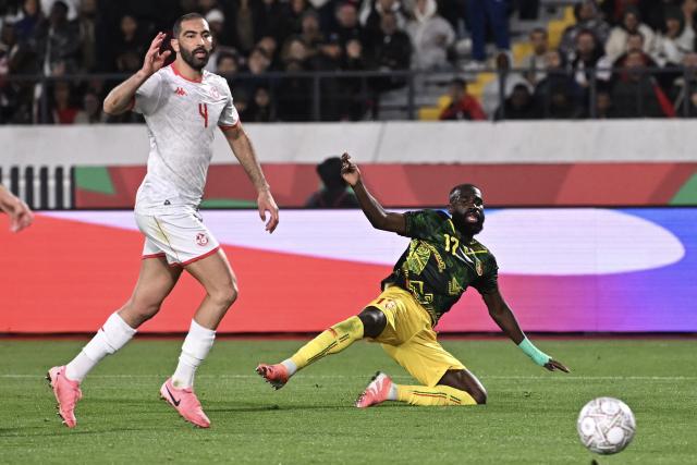 Mali's forward #17 Lassine Sinayoko (C) fights for the ball with Tunisia's defender #04 Yassine Meriah (L) during the Africa Cup of Nations (CAN) round of 16 football match between Mali and Tunisia at Mohammed V Stadium in Casablanca on January 3, 2026. (Photo by Paul ELLIS / AFP)