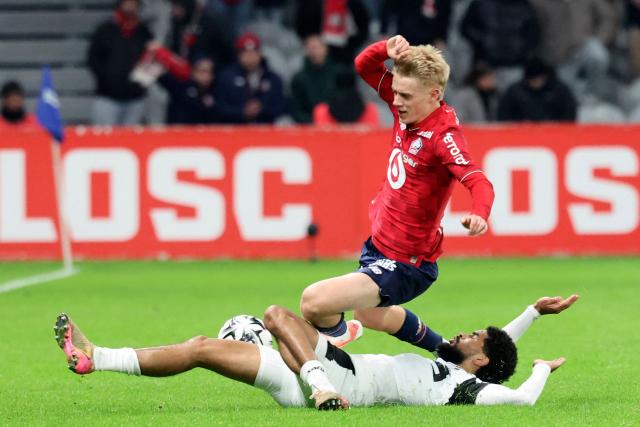 Lille's Icelandic midfielder #10 Hakon Arnar Haraldsson (L) and Rennes' French midfielder #45 Mahdi Camara fight for the ball during the French L1 football match between Lille LOSC and Stade Rennais FC at the Stade Pierre-Mauroy in Villeneuve-d'Ascq, northern France, on January 3, 2026. (Photo by Francois LO PRESTI / AFP)