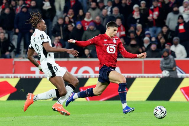 Lille's Belgian forward #07 Matias Fernandez-Pardo (R) and Rennes' French defender #97 Jeremy Jacquet fight for the ball during the French L1 football match between Lille LOSC and Stade Rennais FC at the Stade Pierre-Mauroy in Villeneuve-d'Ascq, northern France, on January 3, 2026. (Photo by Francois LO PRESTI / AFP)