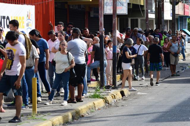 People queue at a store to get grouseries in Caracas on January 3, 2026, after US forces captured Venezuelan leader Nicolas Maduro. President Donald Trump said on January 3, 2025, that US forces had captured Venezuela's leader Nicolas Maduro after bombing the capital Caracas and other cities in a dramatic climax to a months-long standoff between Trump and his Venezuelan arch-foe. (Photo by Jacinto OLIVEROS / AFP)